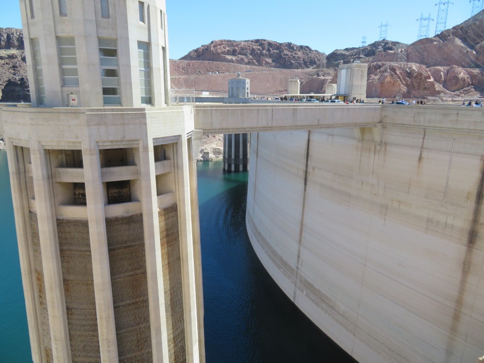 What are 5 advantages of hydropower